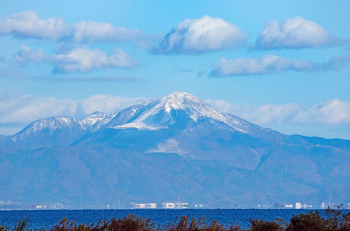 初冠雪の伊吹山